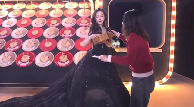 弃微博之夜送礼又添名场面真心礼物太难得米乐m6登录入口送自己眼罩被208嫌(图3)