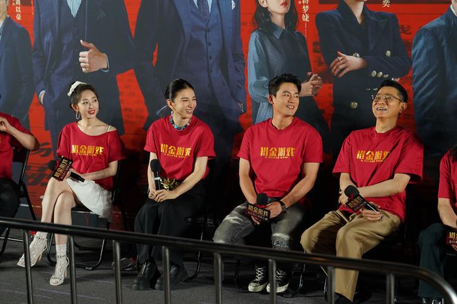 高跟小白袜很抢眼！蒋梦婕路演现场曝光(图5)